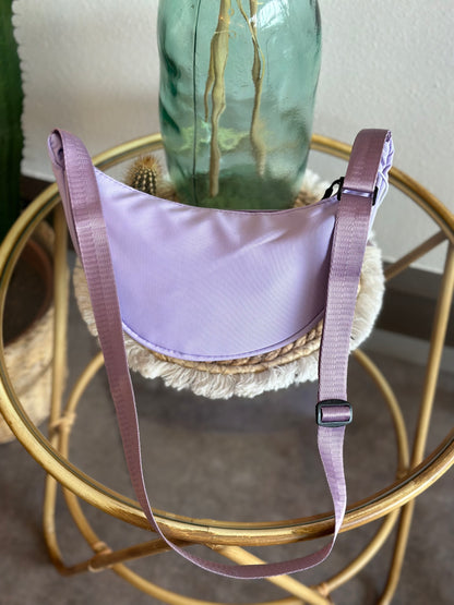 Sac bandoulière en forme de demi-lune lila