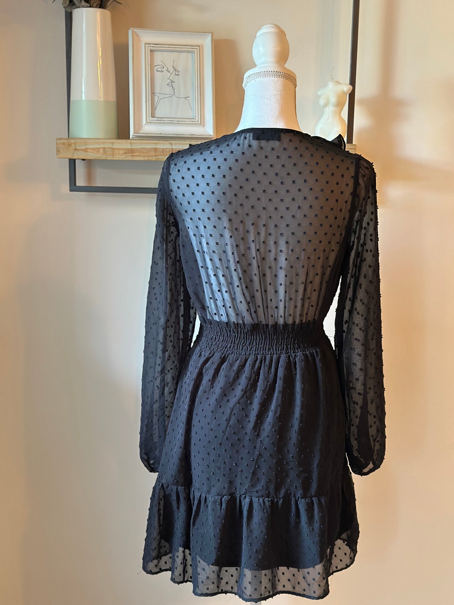 Robe noire plumetis à volants – T.36