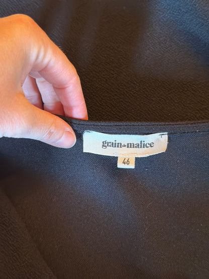 Robe droite noire col détail œillets T.46