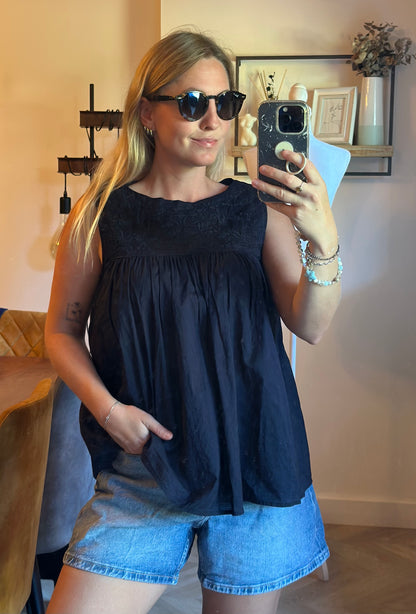 Blouse en coton brodé T.36
