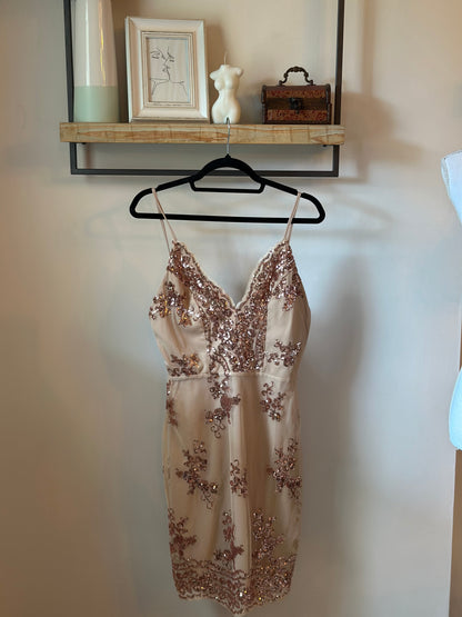 Robe courte à sequins beige rosé bretelles fines T.36