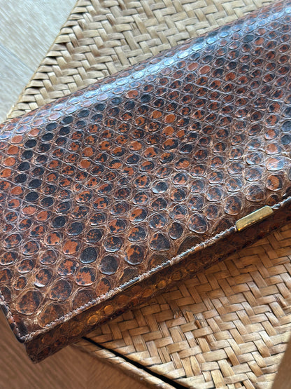 Pochette vintage cuir de reptile effet peau de serpent brun années 70 – 26 cm