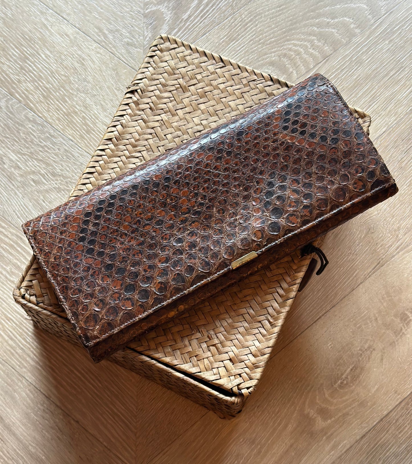 Pochette vintage cuir de reptile effet peau de serpent brun années 70 – 26 cm