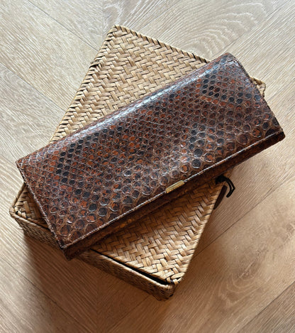 Pochette vintage cuir de reptile effet peau de serpent brun années 70 – 26 cm