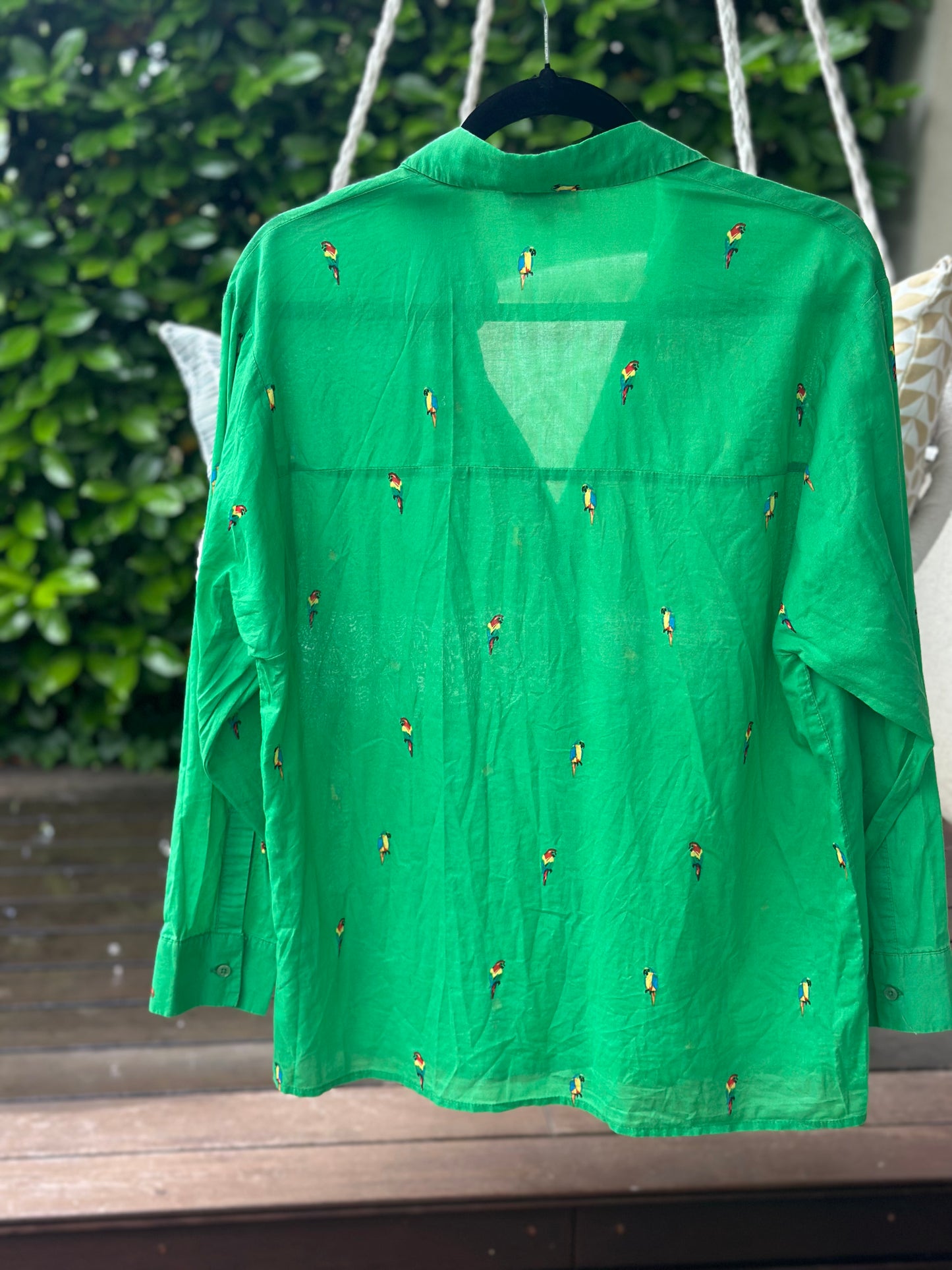 Chemise verte imprimé perroquets 100% coton T.38