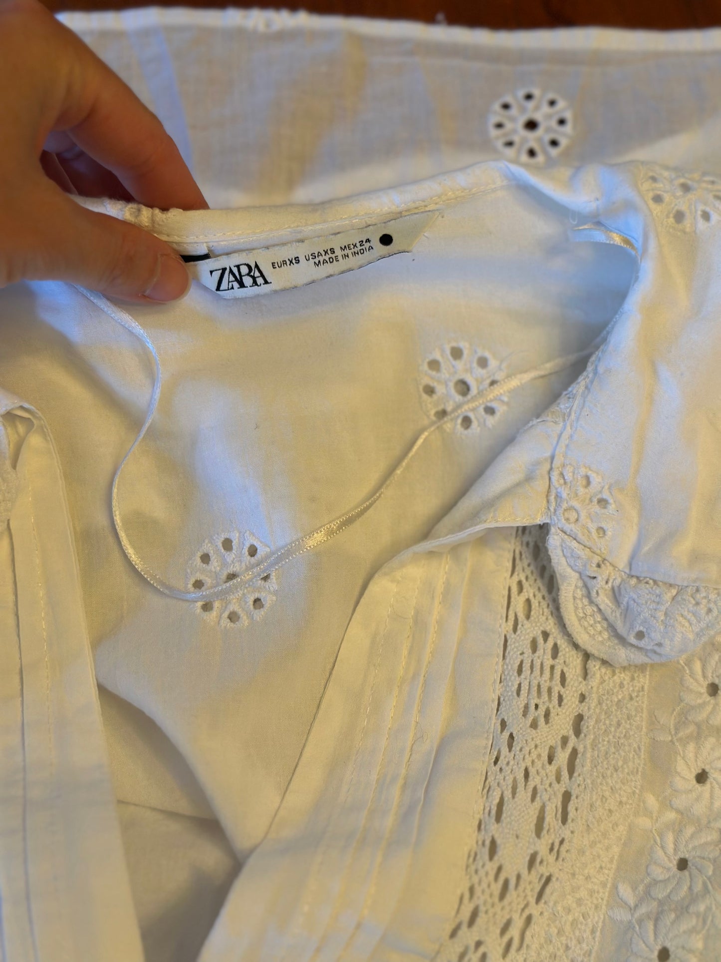Blouse blanche broderies florales et dentelle T.34