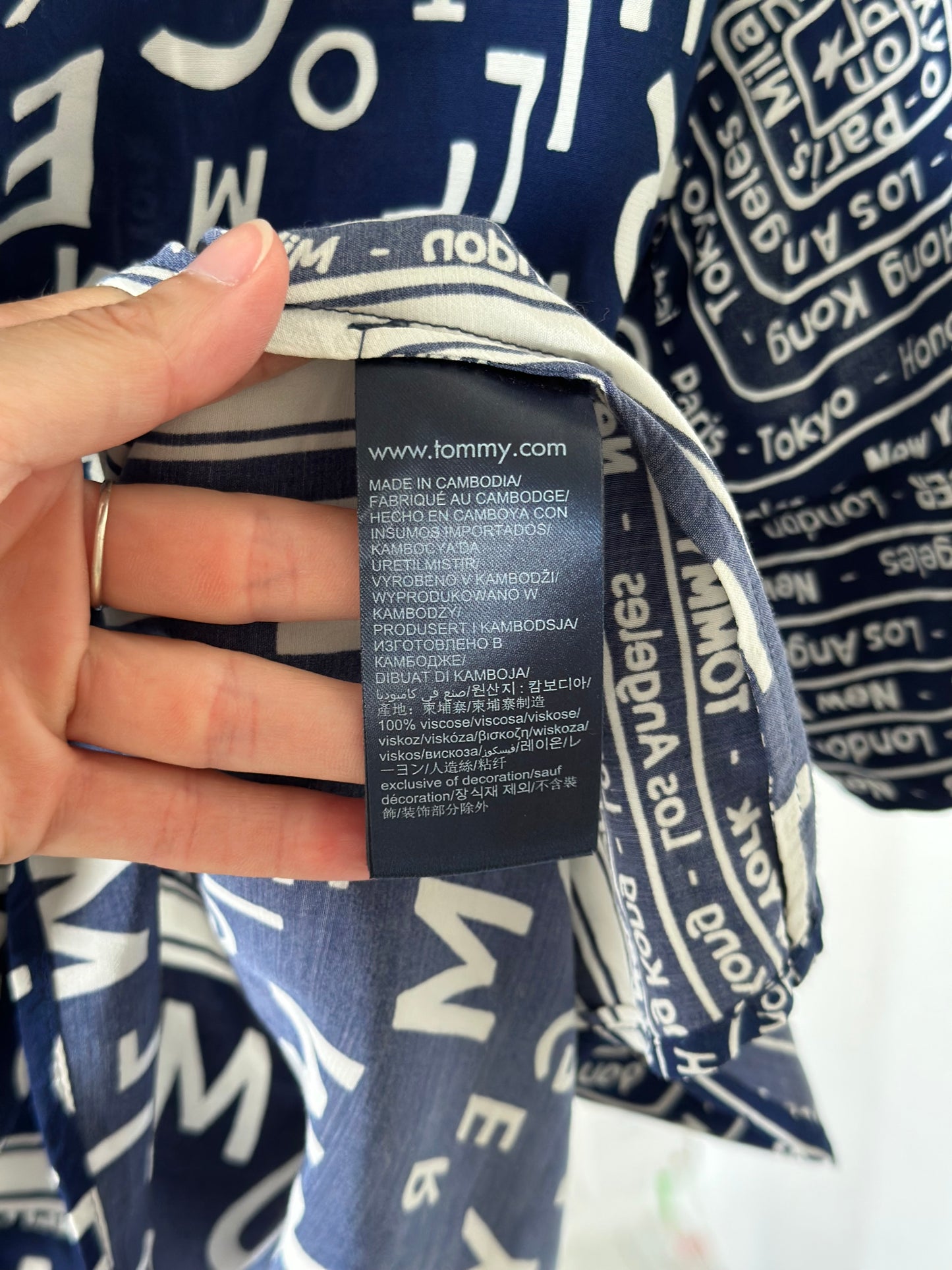 Blouse bleue à motifs T.40