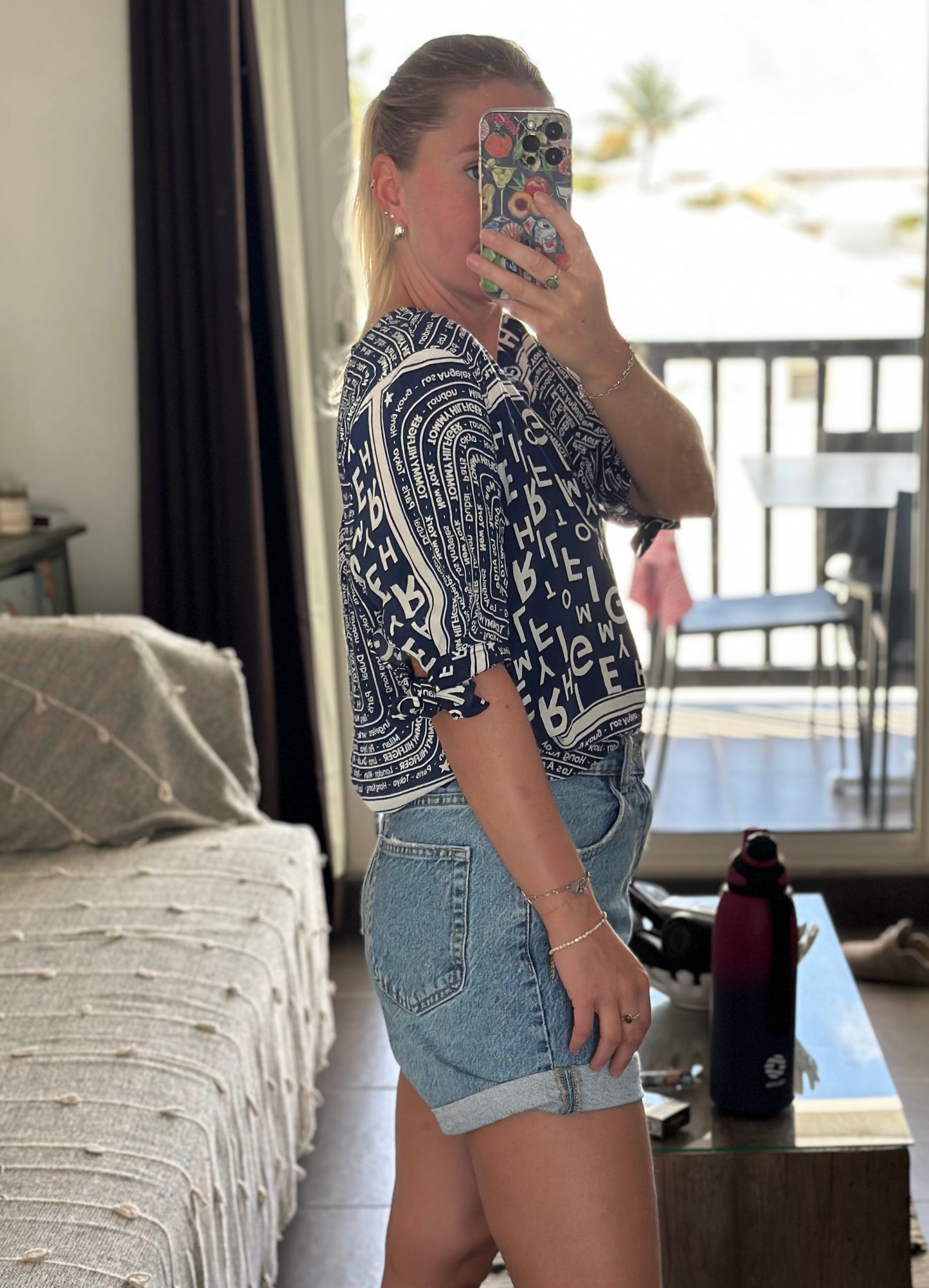 Blouse bleue à motifs T.40