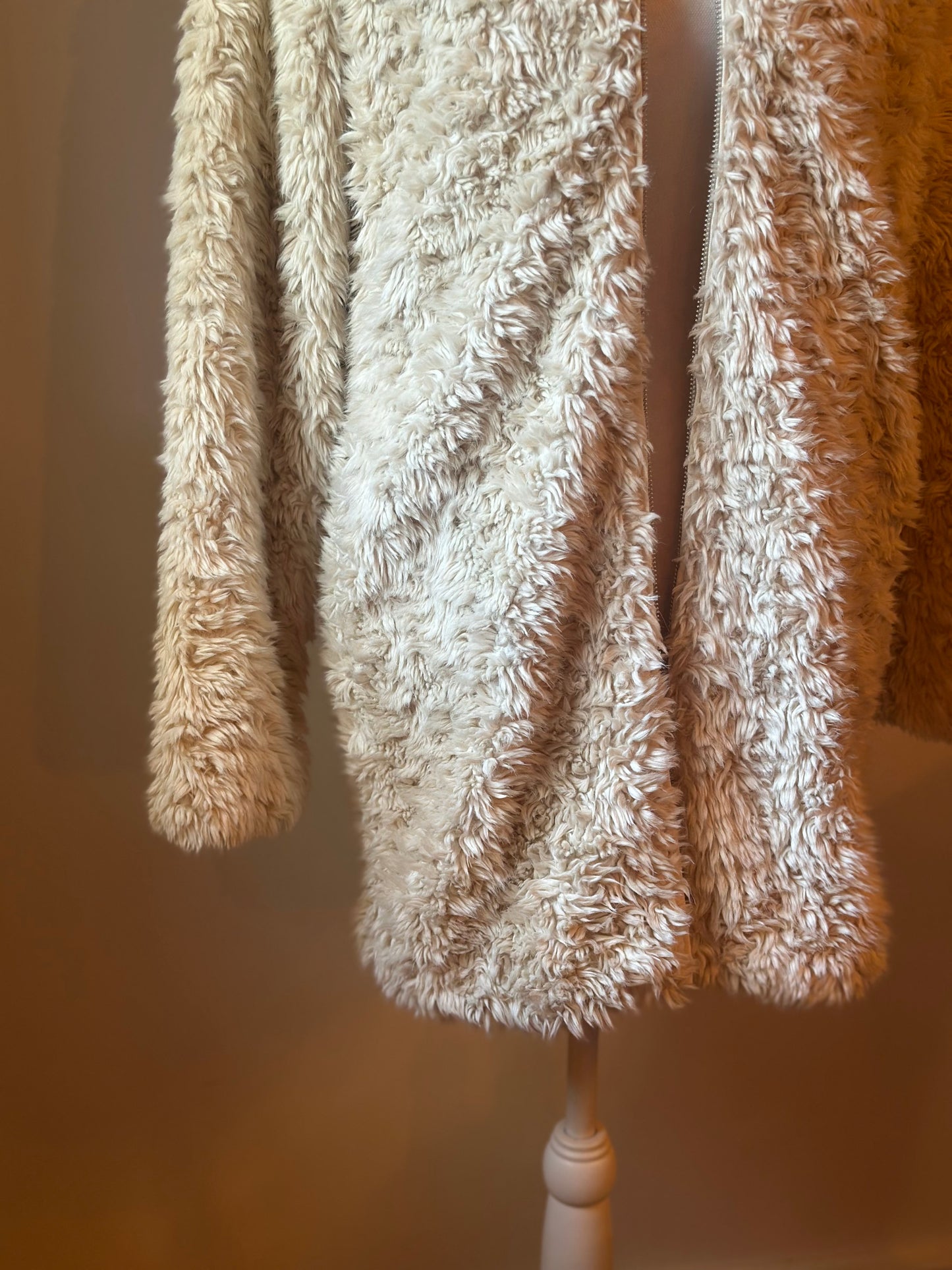 Manteau en fausse fourrure crème effet moumoute T.36