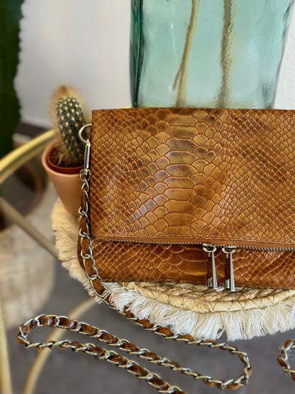 Sac pochette en bandoulière camel en cuir croco écaillé