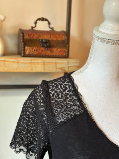 T-shirt noir à empiècements dentelle T.36