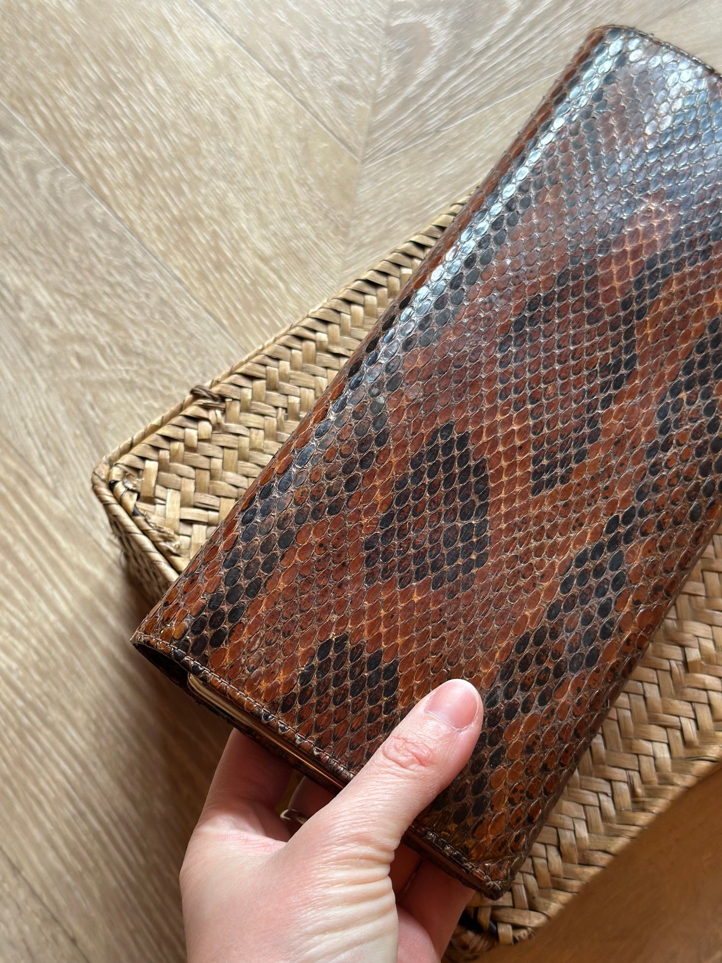 Pochette vintage cuir de reptile effet peau de serpent brun années 70 – 26 cm