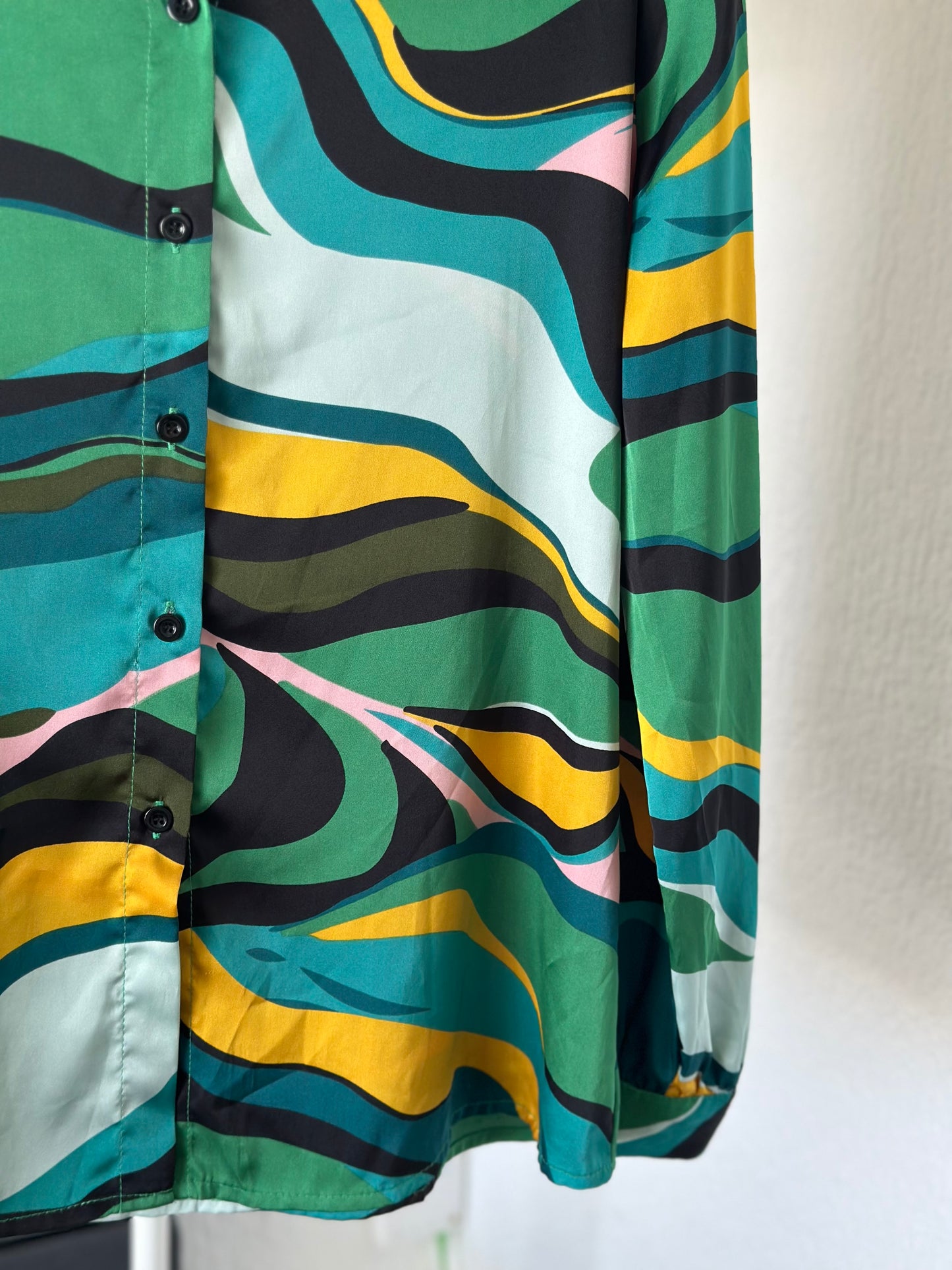 Chemise fluide effet satin à motifs colorés T.40