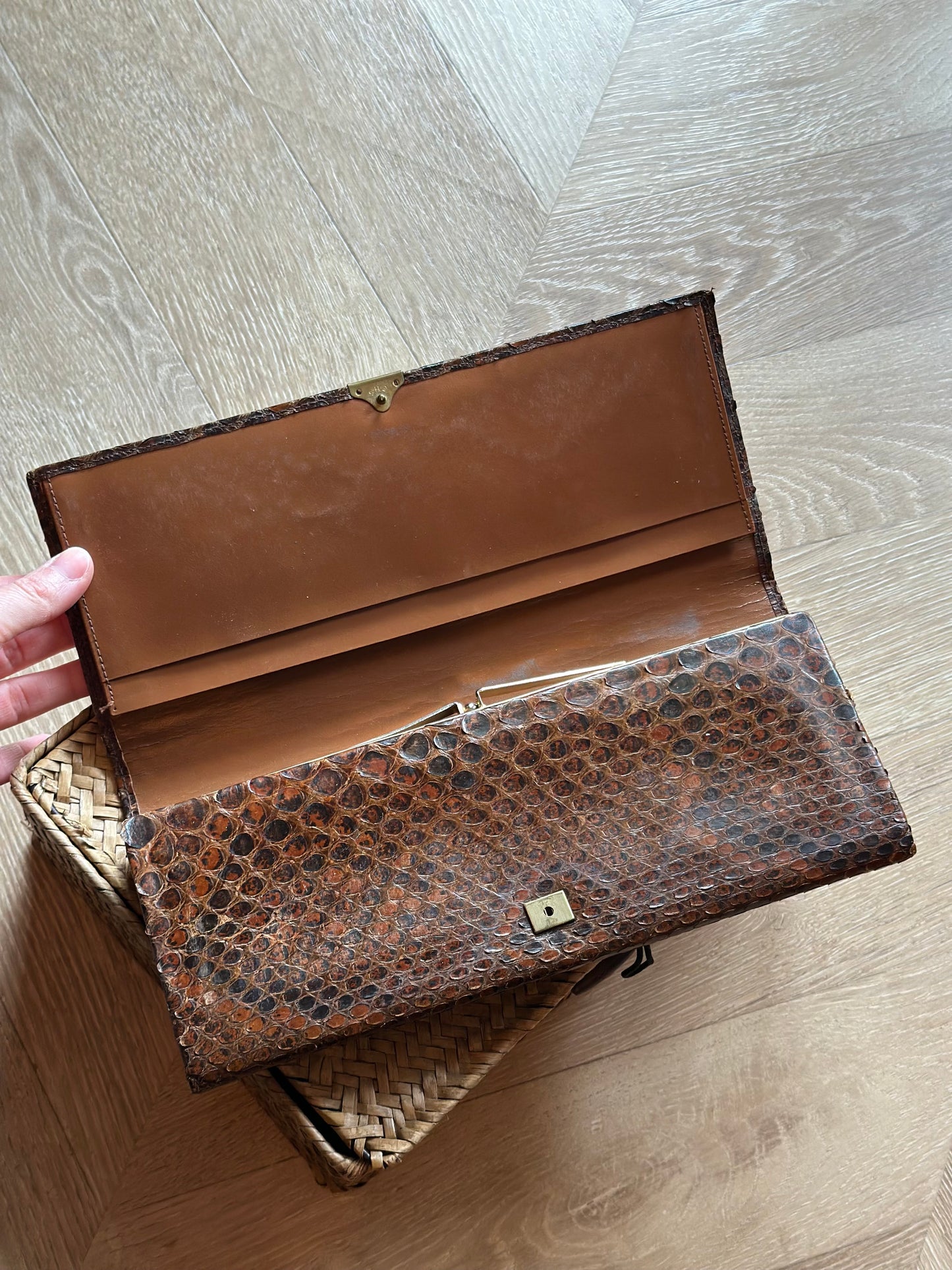 Pochette vintage cuir de reptile effet peau de serpent brun années 70 – 26 cm