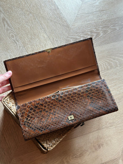 Pochette vintage cuir de reptile effet peau de serpent brun années 70 – 26 cm
