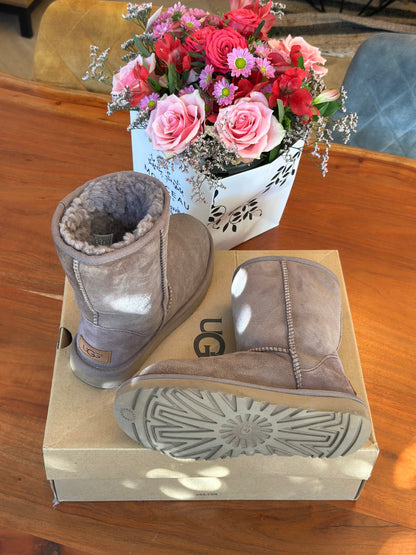 Bottines fourrées en suède UGG Classic Short II – Couleur Syrah Grey P.36