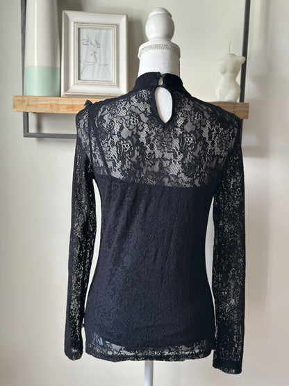 Top noir en dentelle T.34