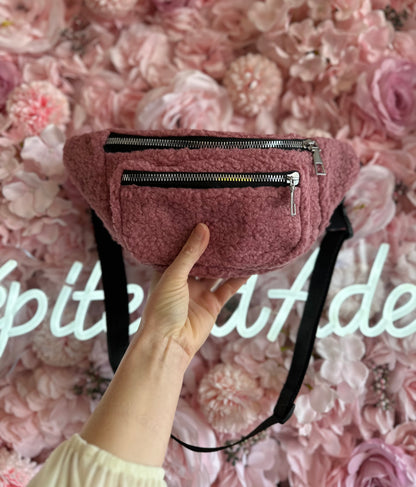 Sac banane rose effet peluche en moumoute