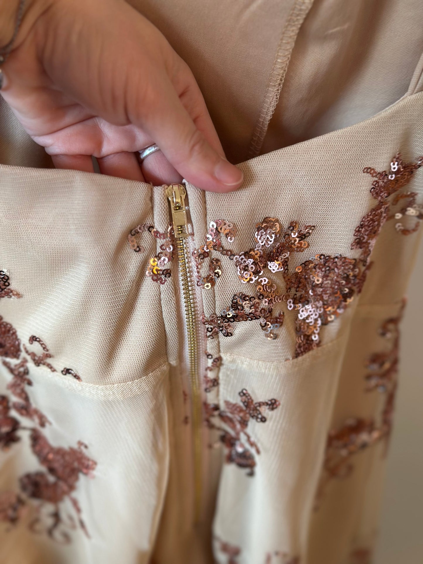 Robe courte à sequins beige rosé bretelles fines T.36