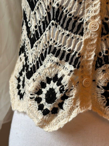 Cardigan en crochet fleuri noir et blanc T.36