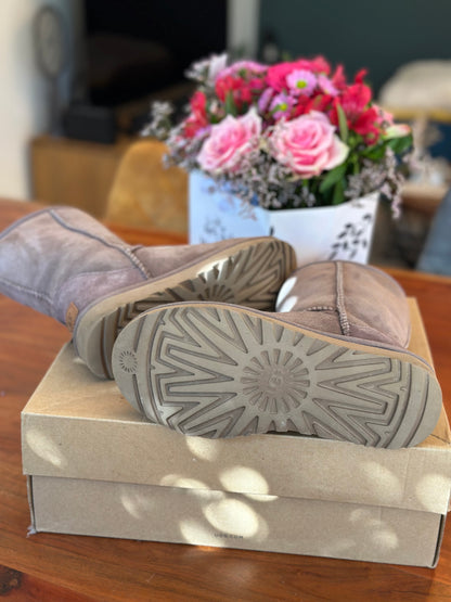 Bottines fourrées en suède UGG Classic Short II – Couleur Syrah Grey P.36