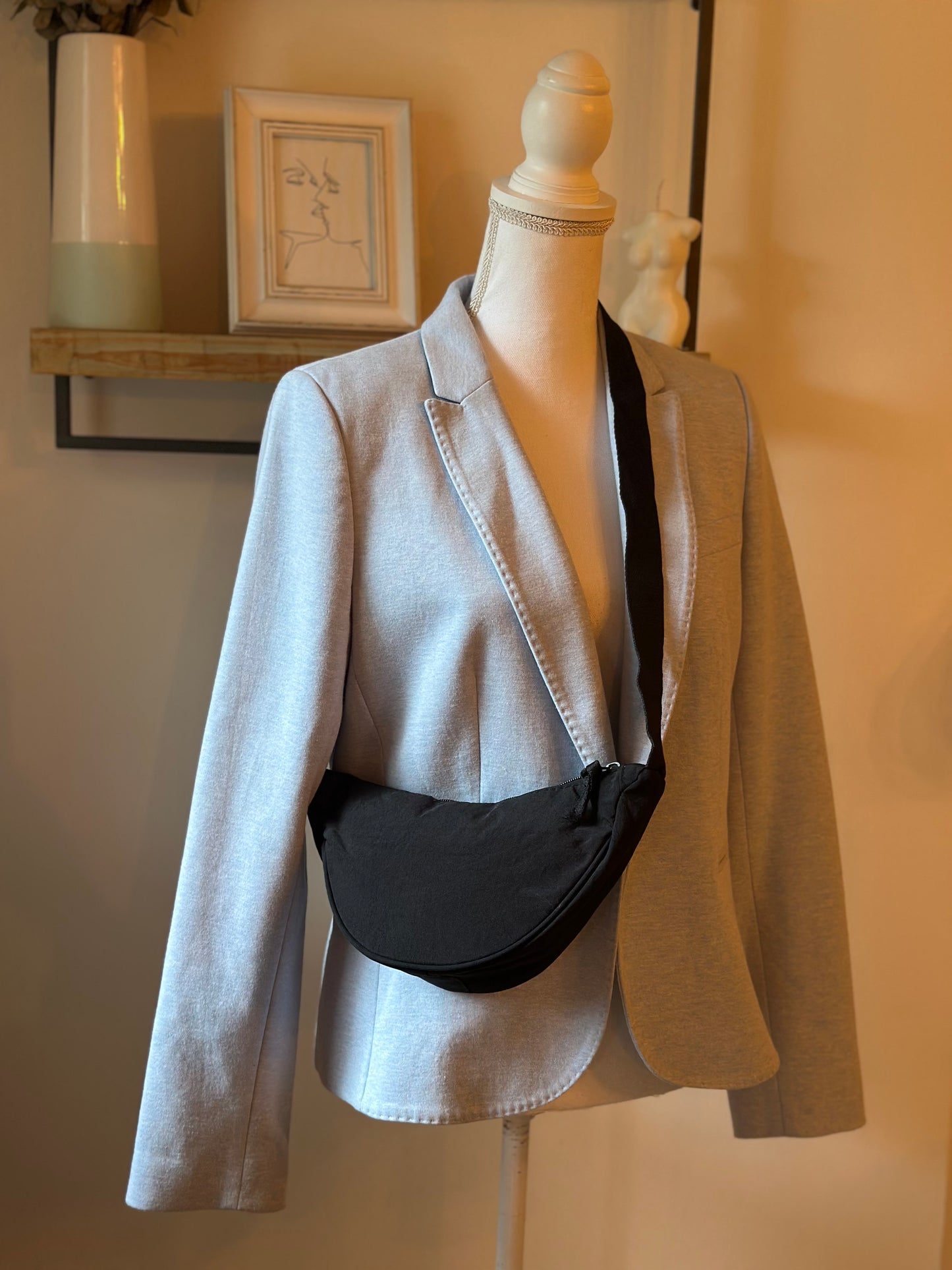 Sac bandoulière demi-lune noir en toile