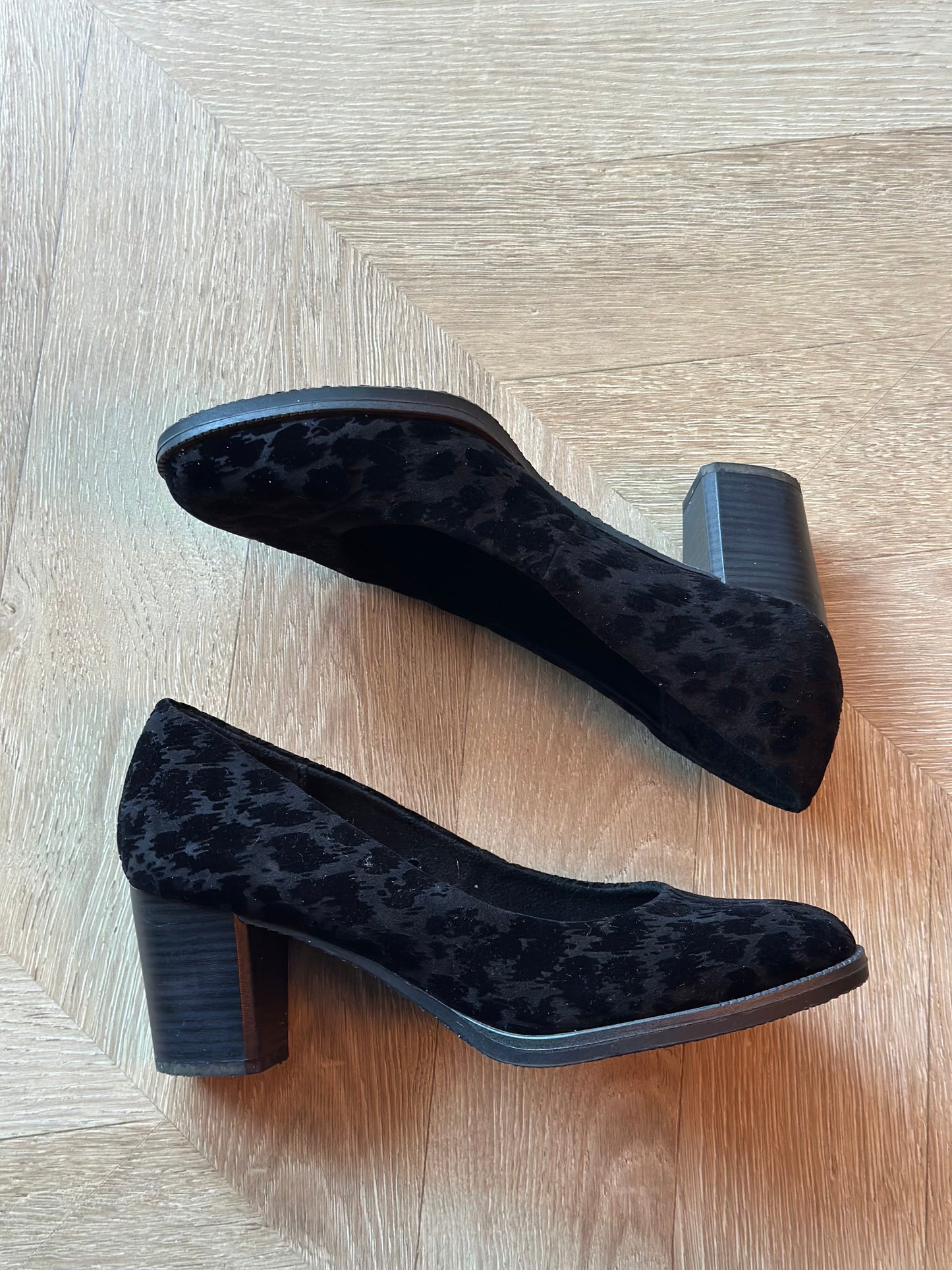 Escarpins noirs motif ton sur ton talon bloc – T.40