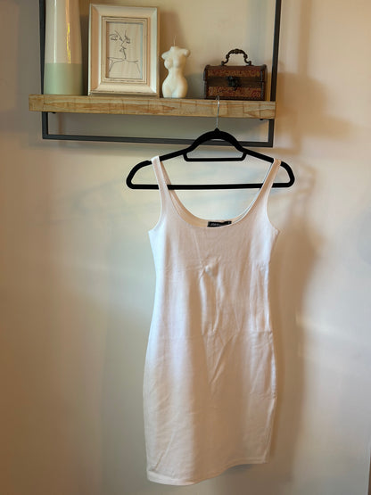 Robe blanche près du corps T.36