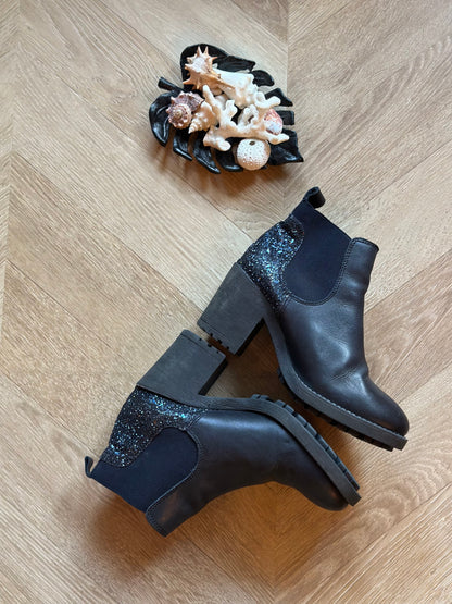 Bottines en cuir noir à empiècement pailleté P.37