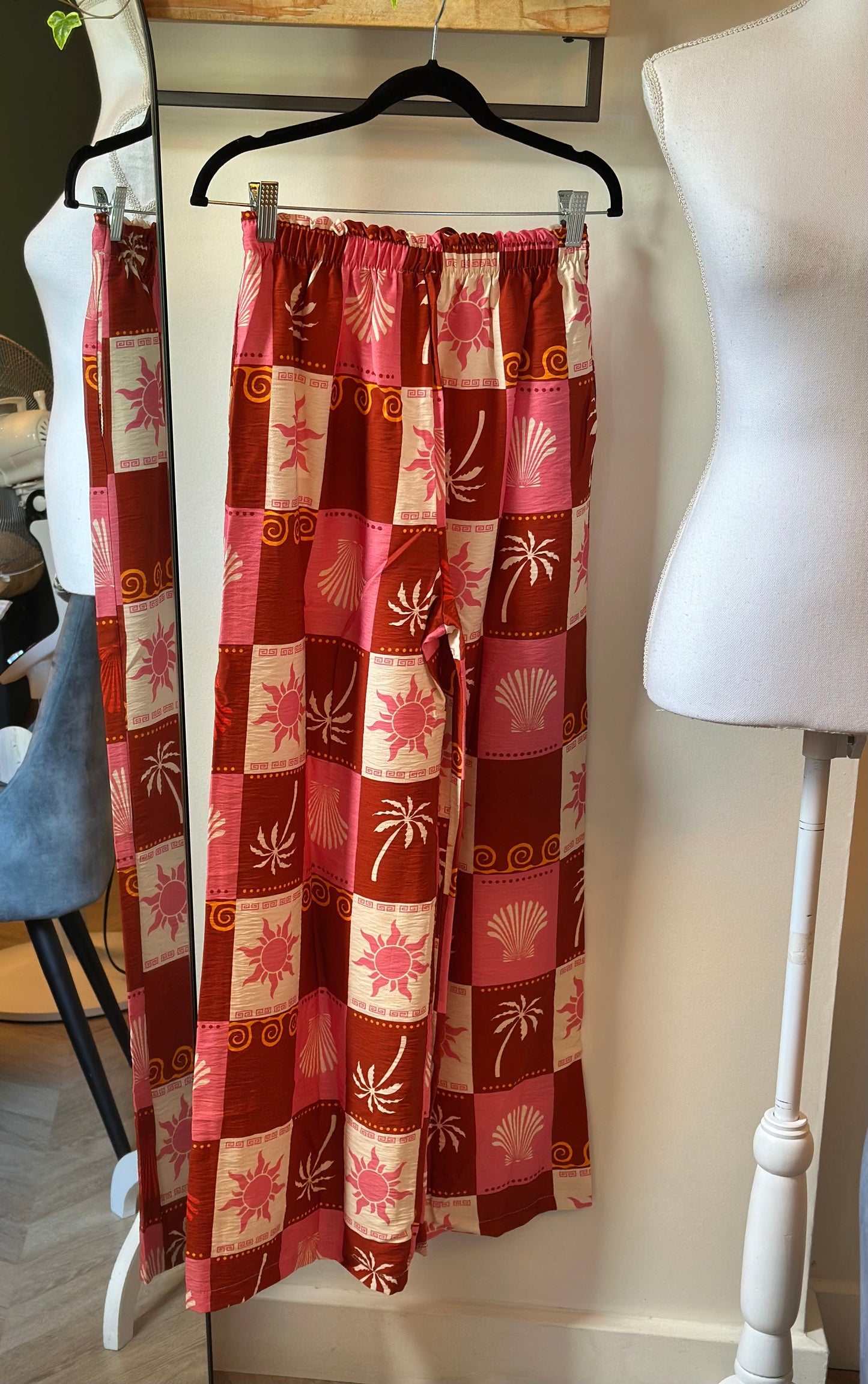 Pantalon d’été jambes larges, imprimé palmiers rose neuf T.U