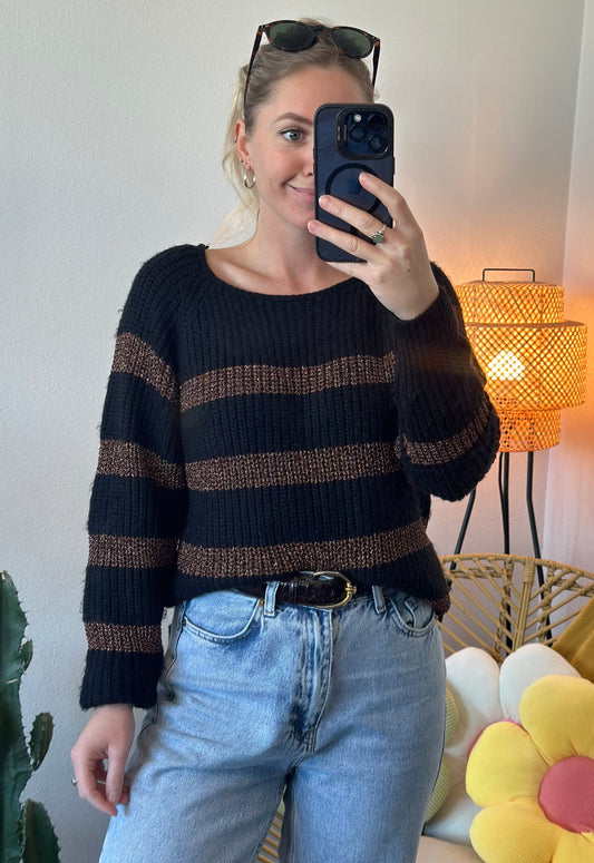 Pull en maille noir à rayures dorées, T.38 oversize