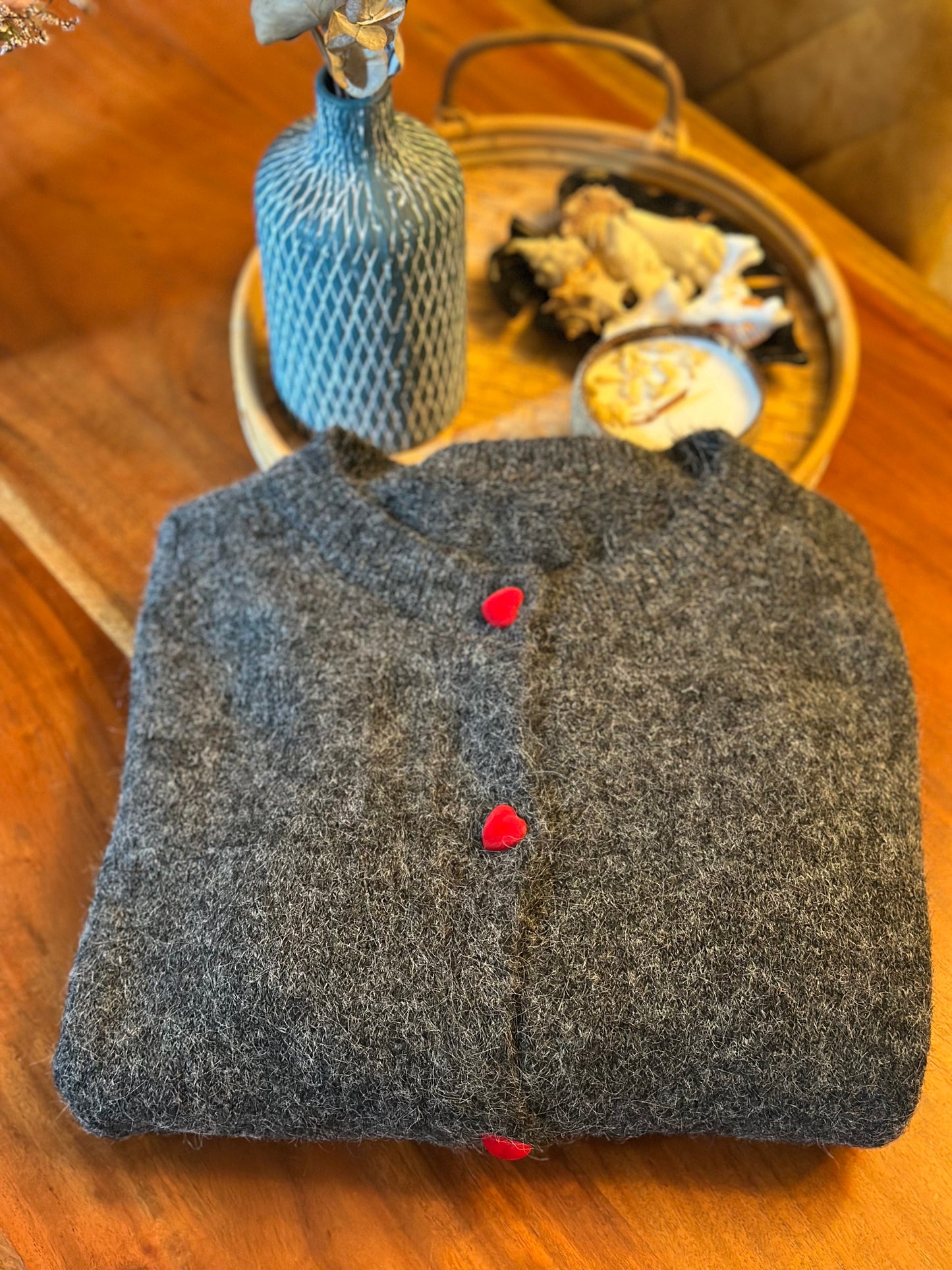 Cardigan gris en maille laine, boutons cœur rouge, T.U