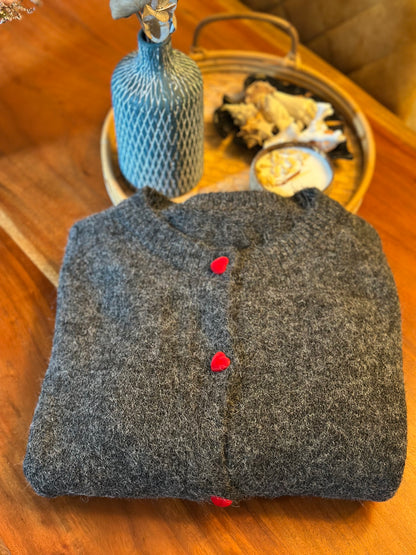 Cardigan gris en maille laine, boutons cœur rouge, T.U