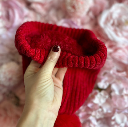 Bonnet en velours rouge à pompon T.U