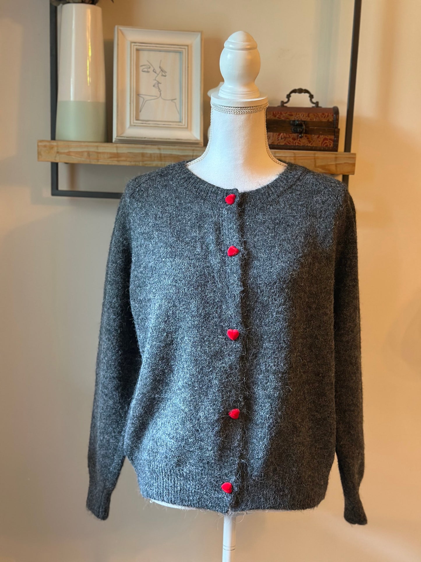 Cardigan gris en maille laine, boutons cœur rouge, T.U