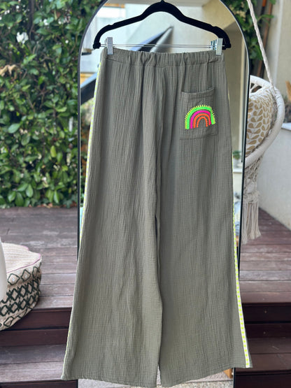 Pantalon en gaze de coton Made in Italy kaki brodé arc-en-ciel – T.U 36 à 44