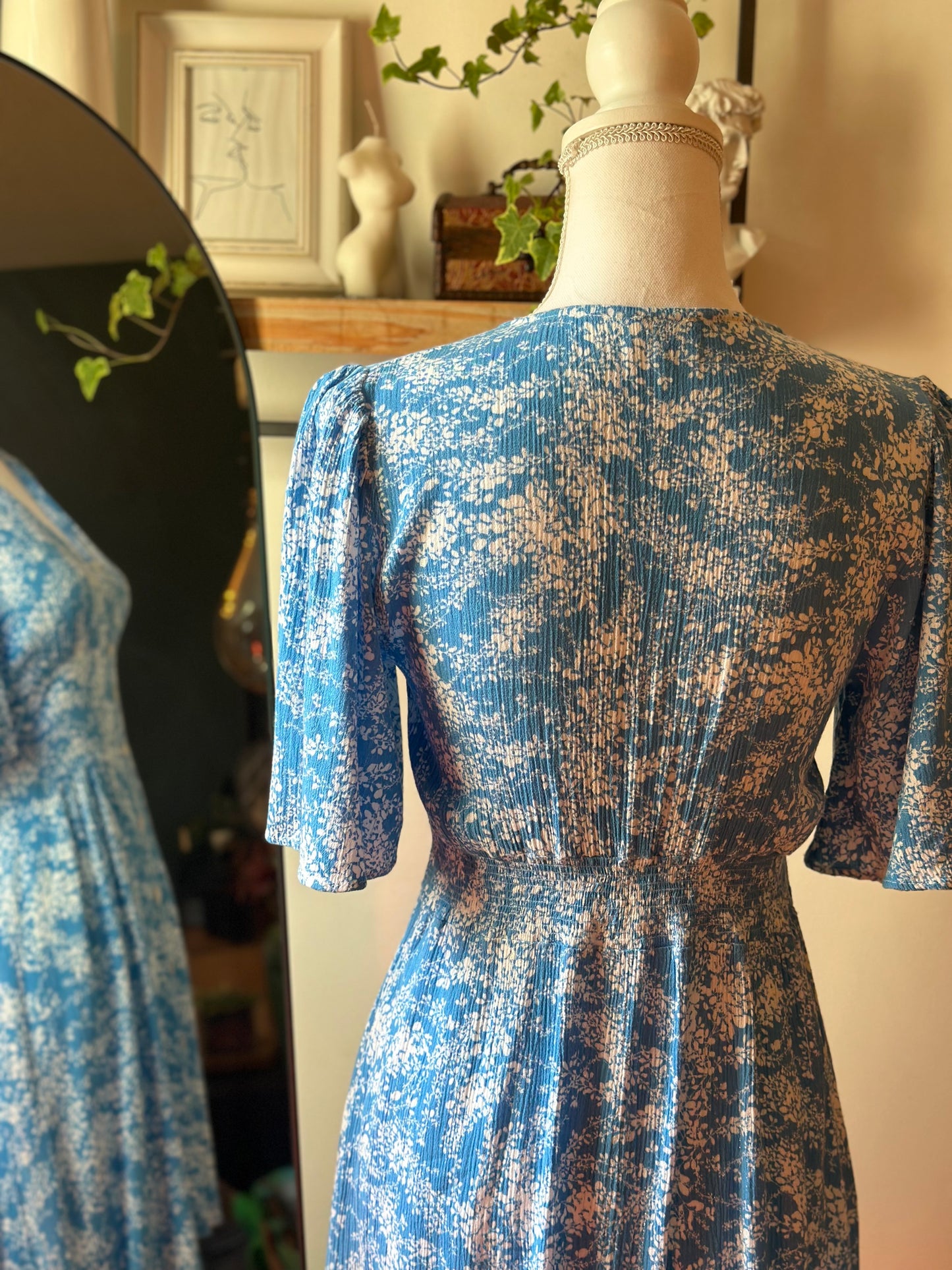 Robe d’été bleue à motifs fleuris blancs T.34/36