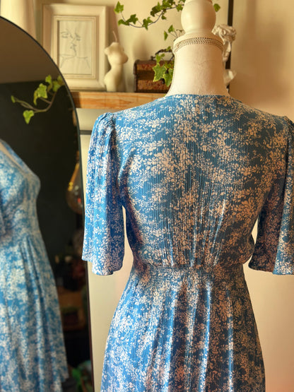 Robe d’été bleue à motifs fleuris blancs T.34/36