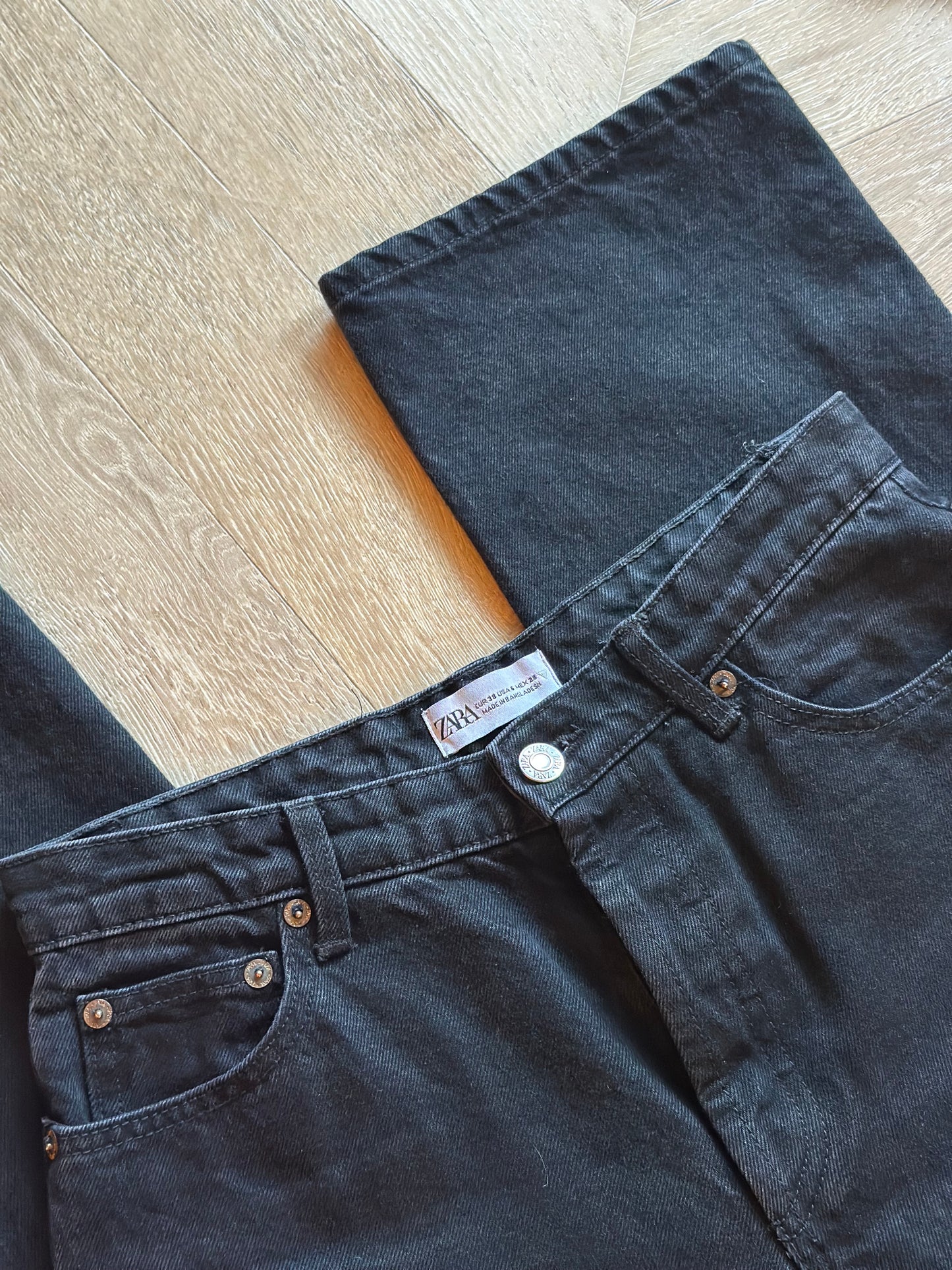 Jean noir jambes larges T.38