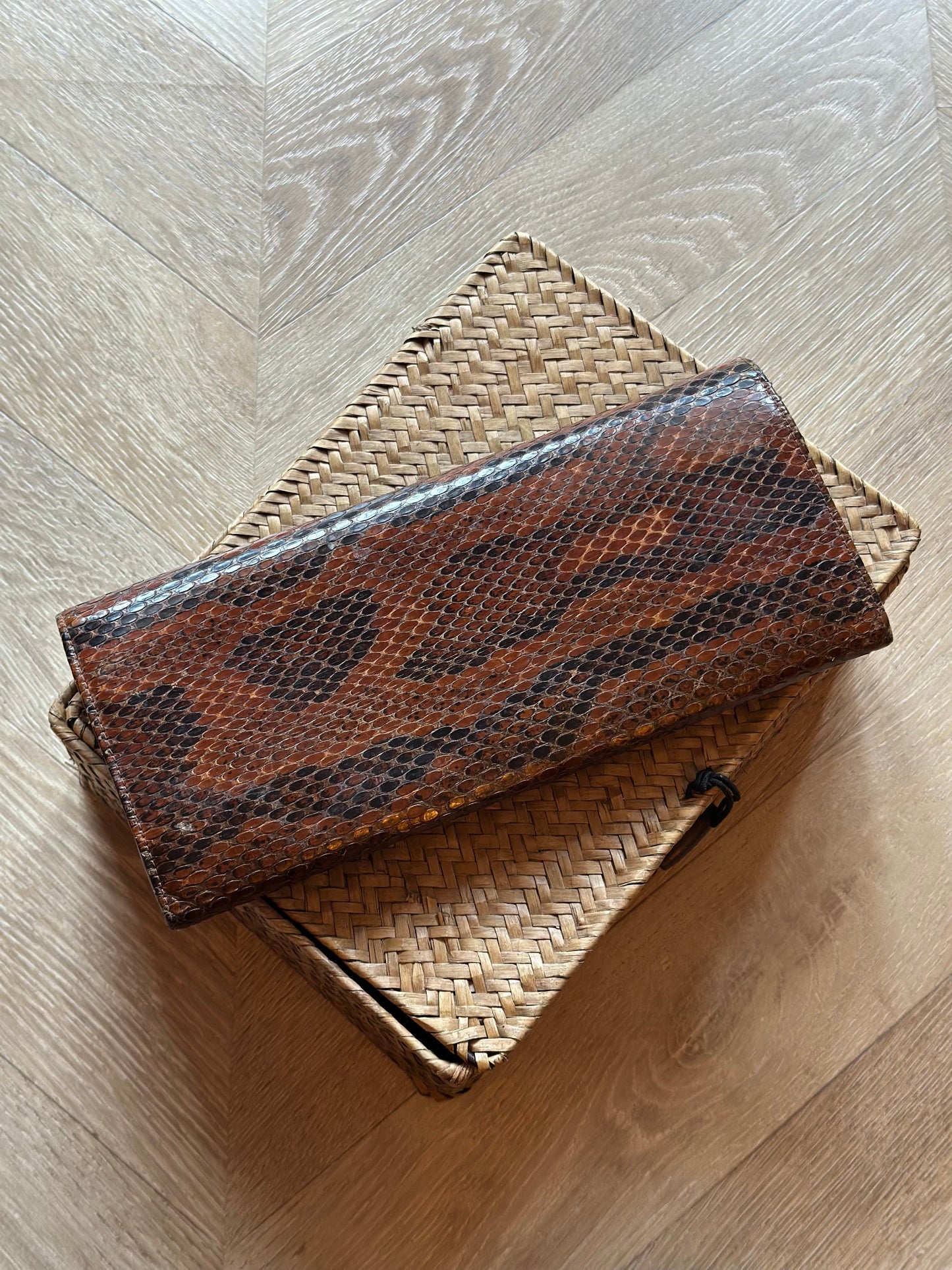 Pochette vintage cuir de reptile effet peau de serpent brun années 70 – 26 cm