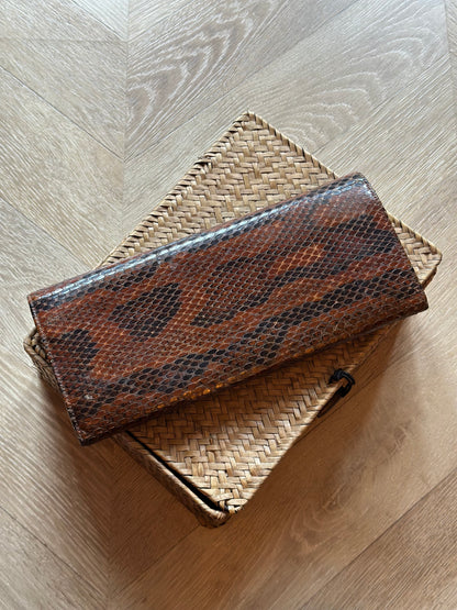 Pochette vintage cuir de reptile effet peau de serpent brun années 70 – 26 cm