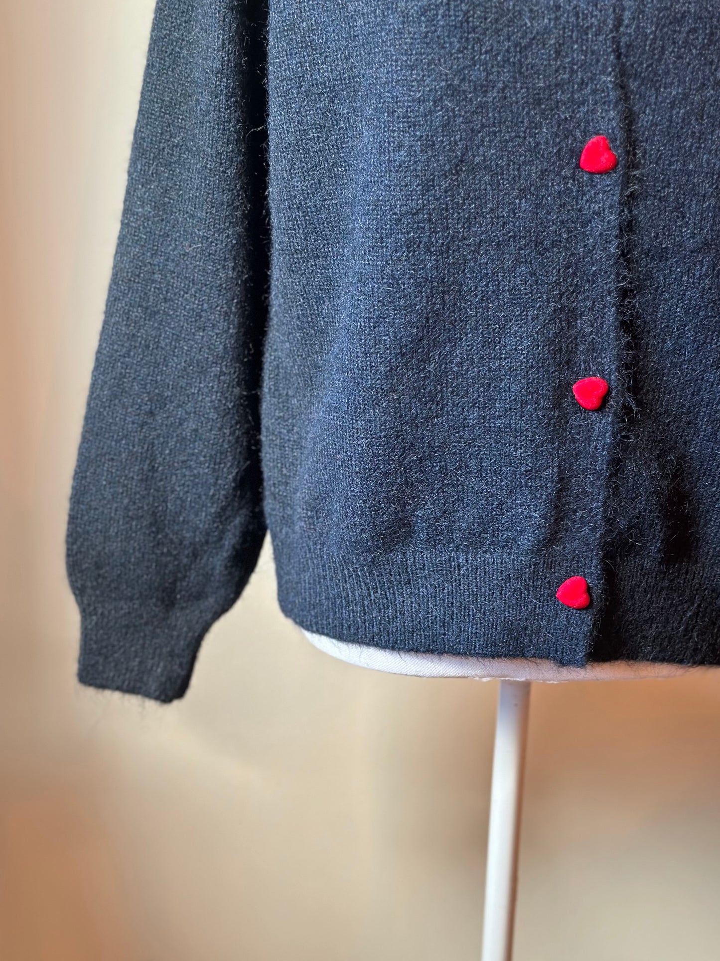 Cardigan marine en maille laine, boutons cœur rouge, T.U