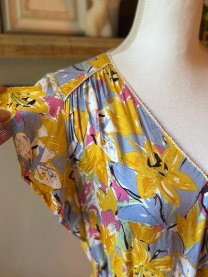 Robe mi-longue fleurie ceinturée T.36
