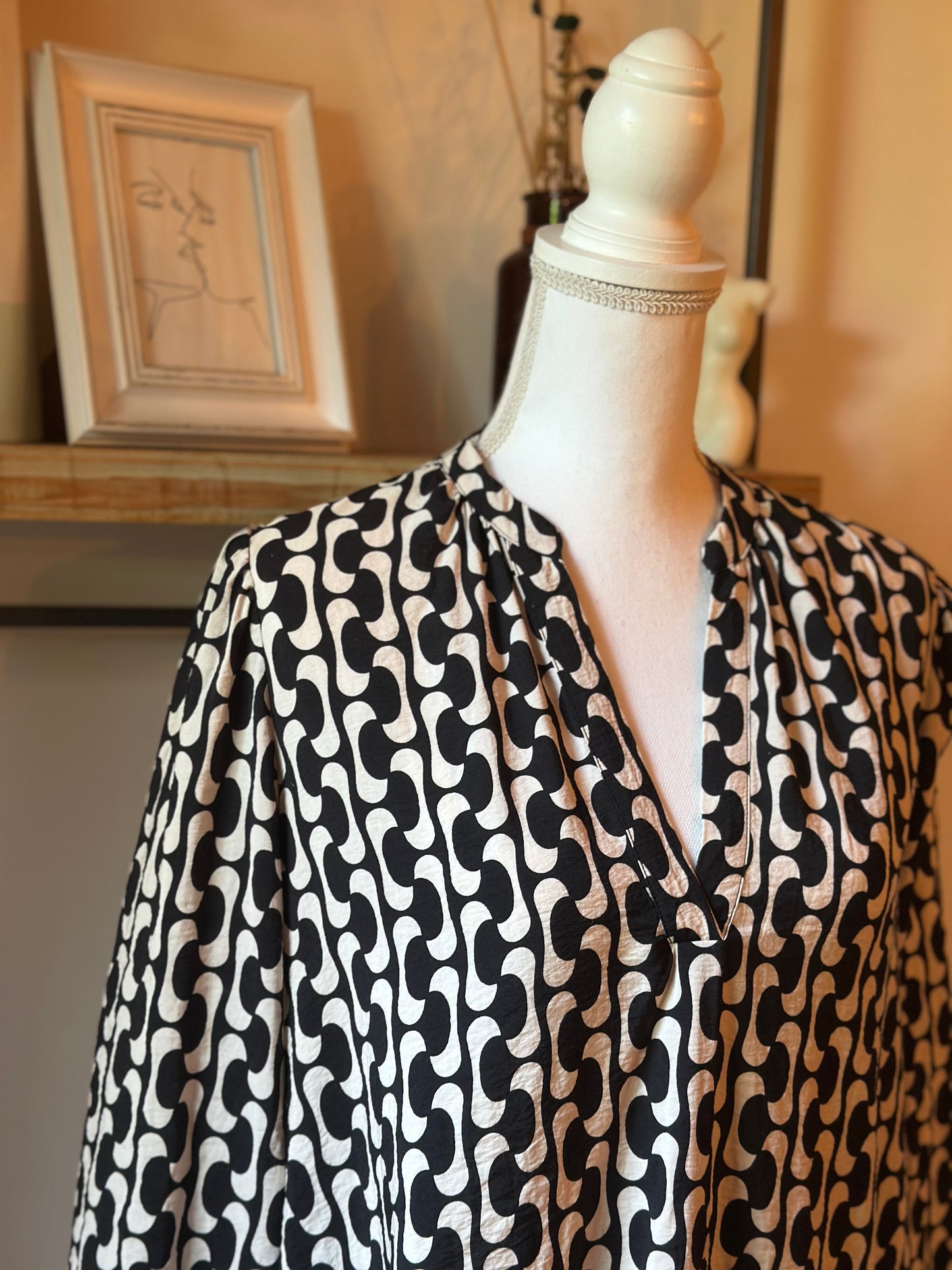 Robe courte imprimé graphique noir et écru T.34