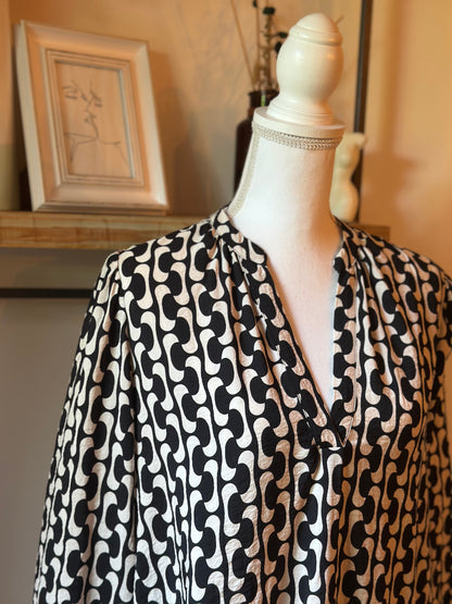 Robe courte imprimé graphique noir et écru T.34