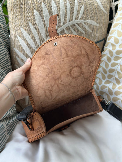 Sac bandoulière cuir artisanal camel gravé fleurs