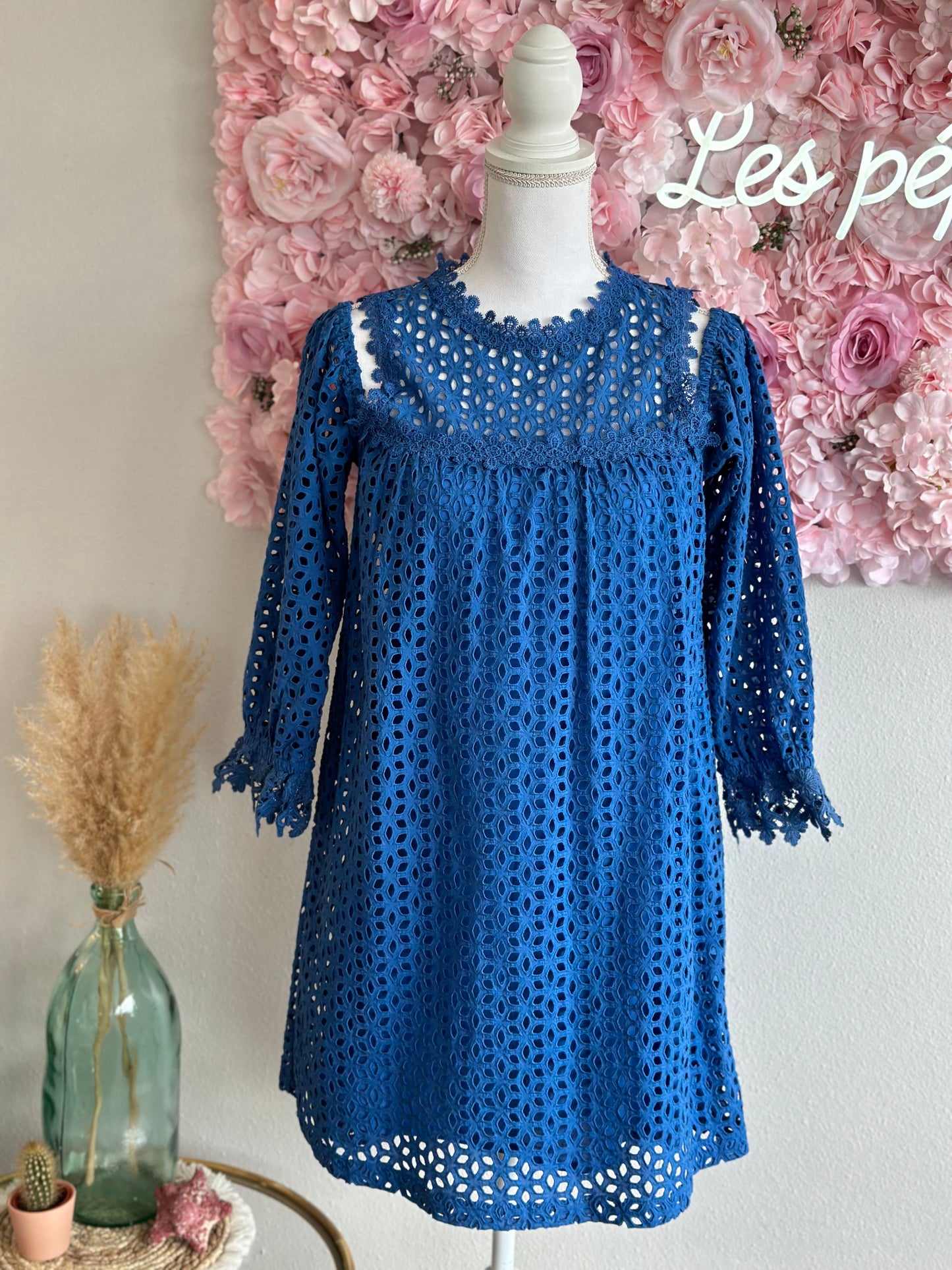 Belle robe d’été bohème bleue en broderie anglaise, T.36/38