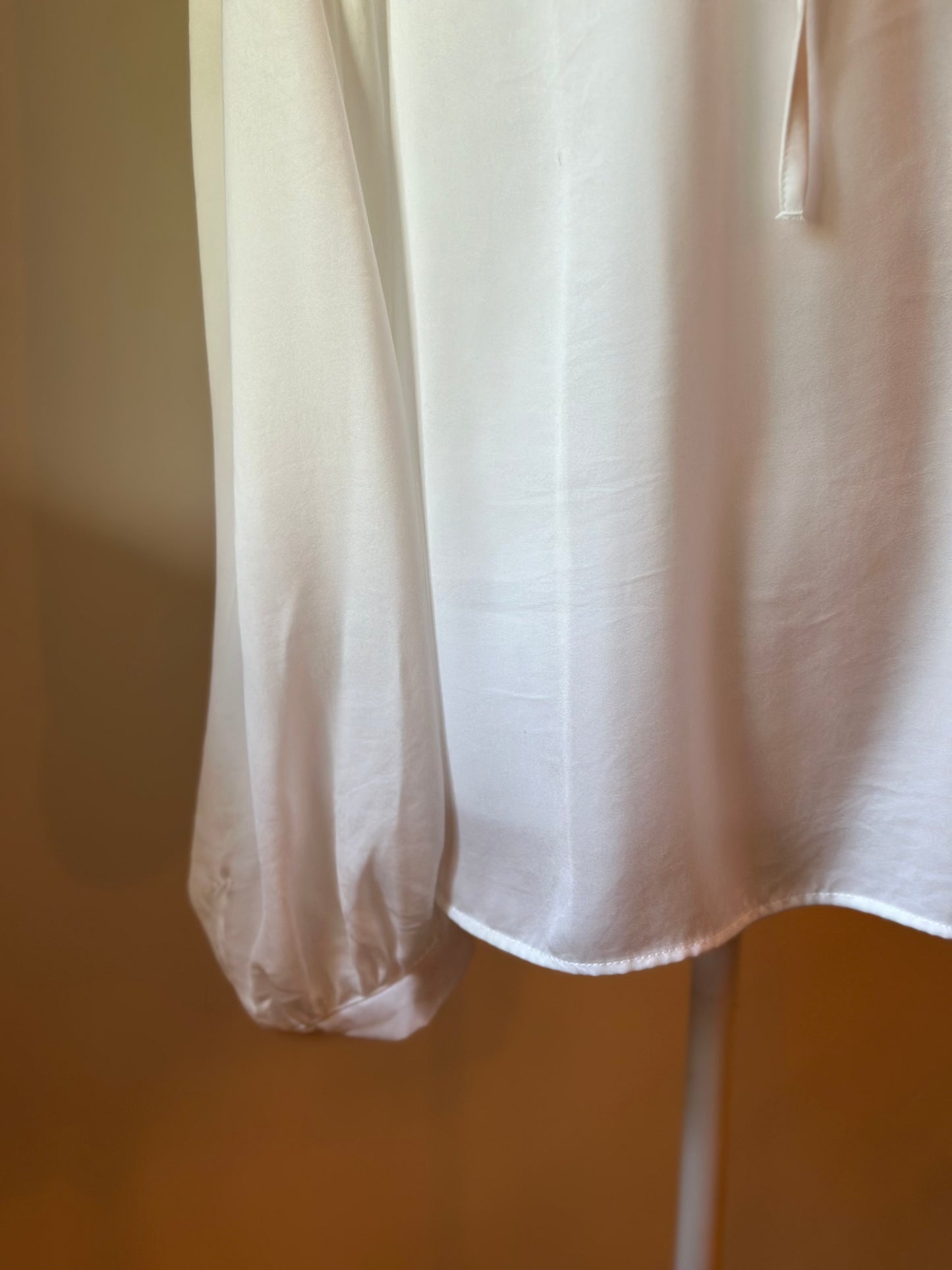 Blouse fluide satinée blanche col froufrou manches longues – T.40/42 oversize