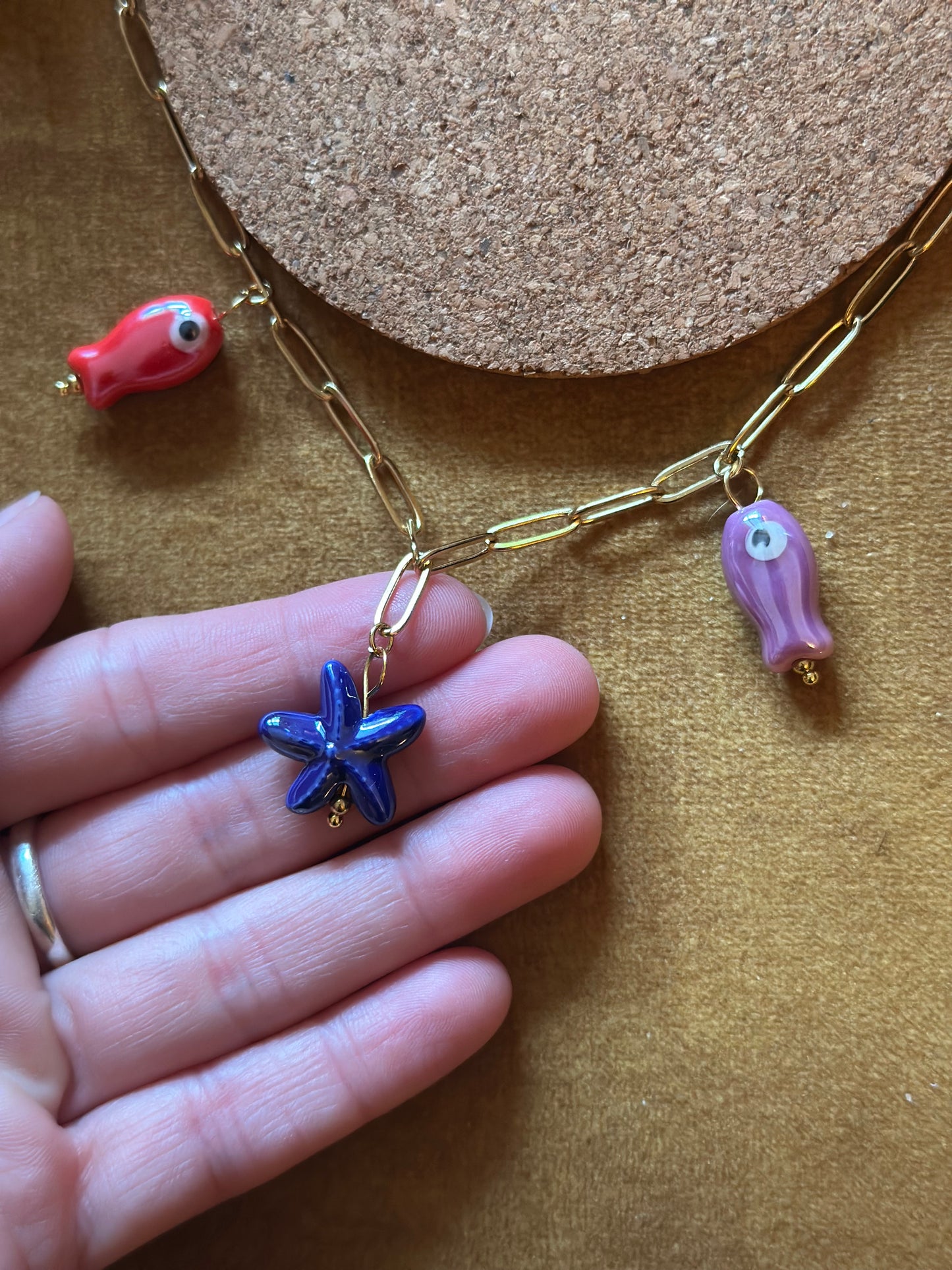 Collier doré fantaisie poissons & étoiles en céramique – esprit bord de mer