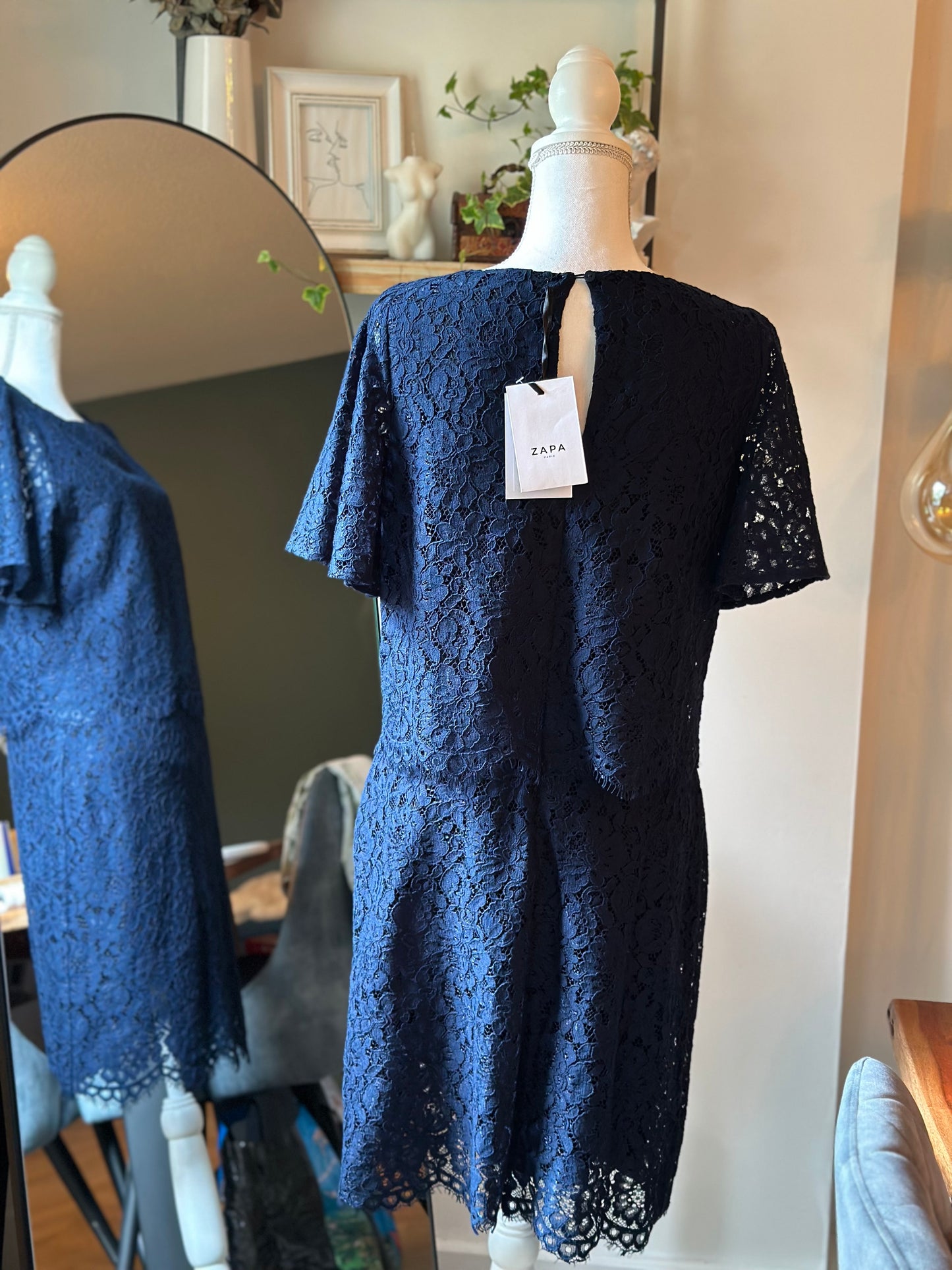 Robe neuve bleu marine en dentelle modèle Rosemary T.40